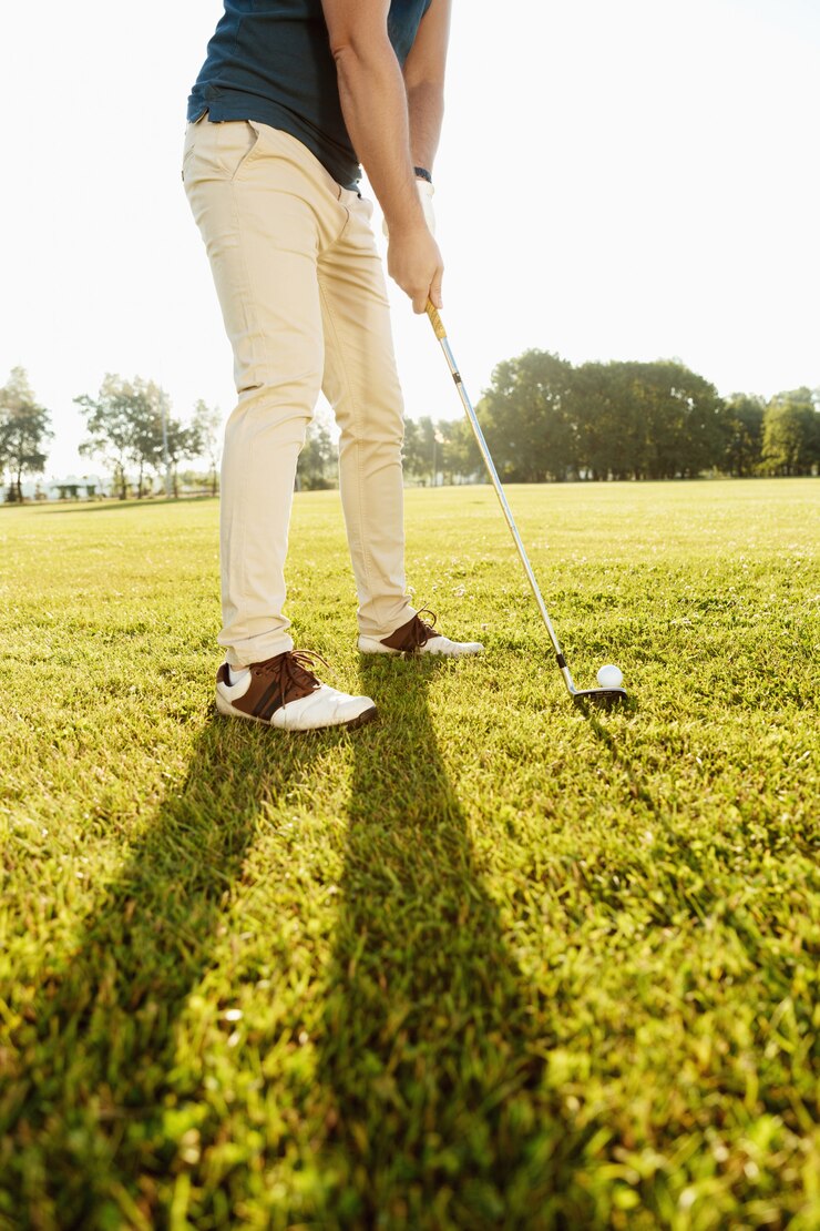 cropped image golfer putting golf ball green 171337 6512
